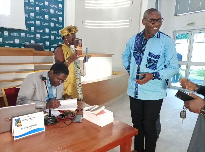 L'écrivain camerounais Dr Christian MBARGA dédicace ses livres à ses camarades du lycée 