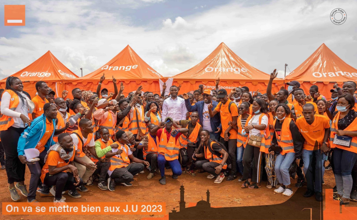 Les jeunes au stand d'Orange Cameroun aux Jeux Universitaires 2023