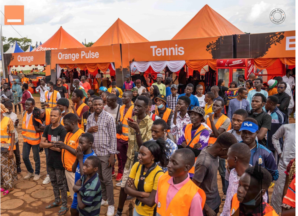 Les jeunes au stand d'Orange Cameroun aux Jeux Universitaires 2023
