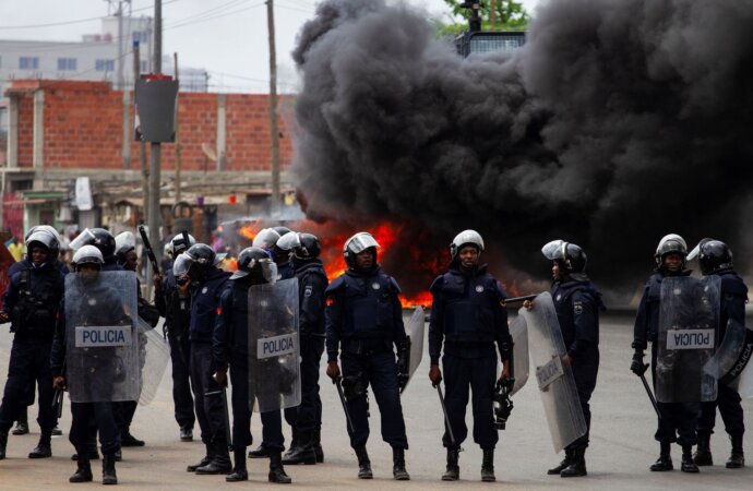 Angola : un ministre limogé pour avoir supprimé les subventions aux carburants. 