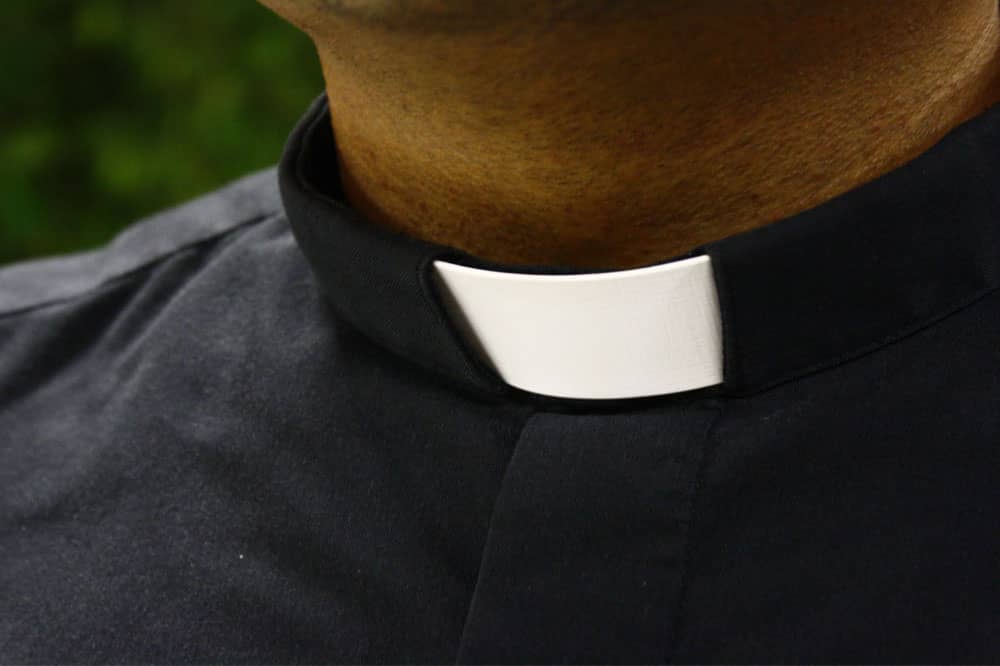 L’Abbé J., prêtre du diocèse de Mbalmayo et l’Abbé M., curé dans une paroisse à Yaoundé se sont retrouvés dans la chambre d’une jeune femme au quartier « Antenne orange » à Kribi, le dimanche, 9 juillet 2023.