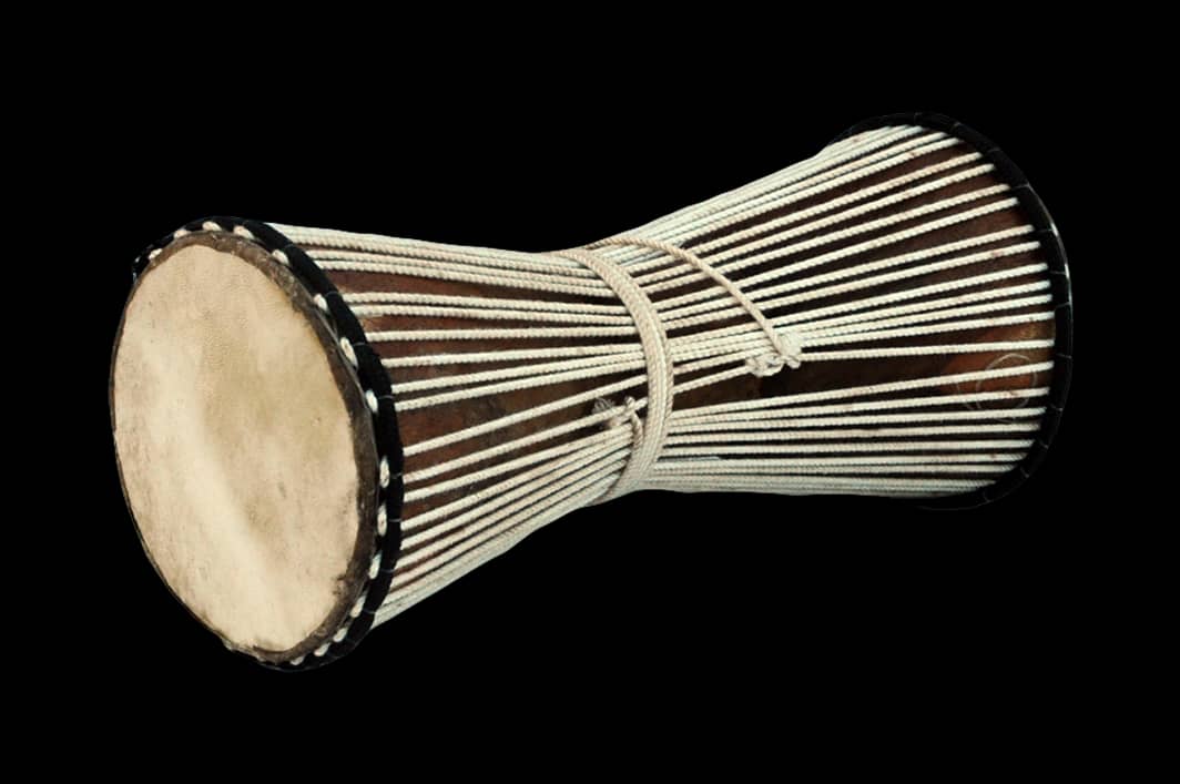 AFRIQUE/Instrument traditionnel : Le Tama, un tambour à plusieurs sonorités envoûtantes.