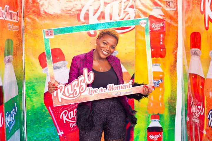 Rinyu ambassadrice de Razzl la nouvelle boisson gazeuse de l'Union Camerounaise de Brasseries ( UCB )
