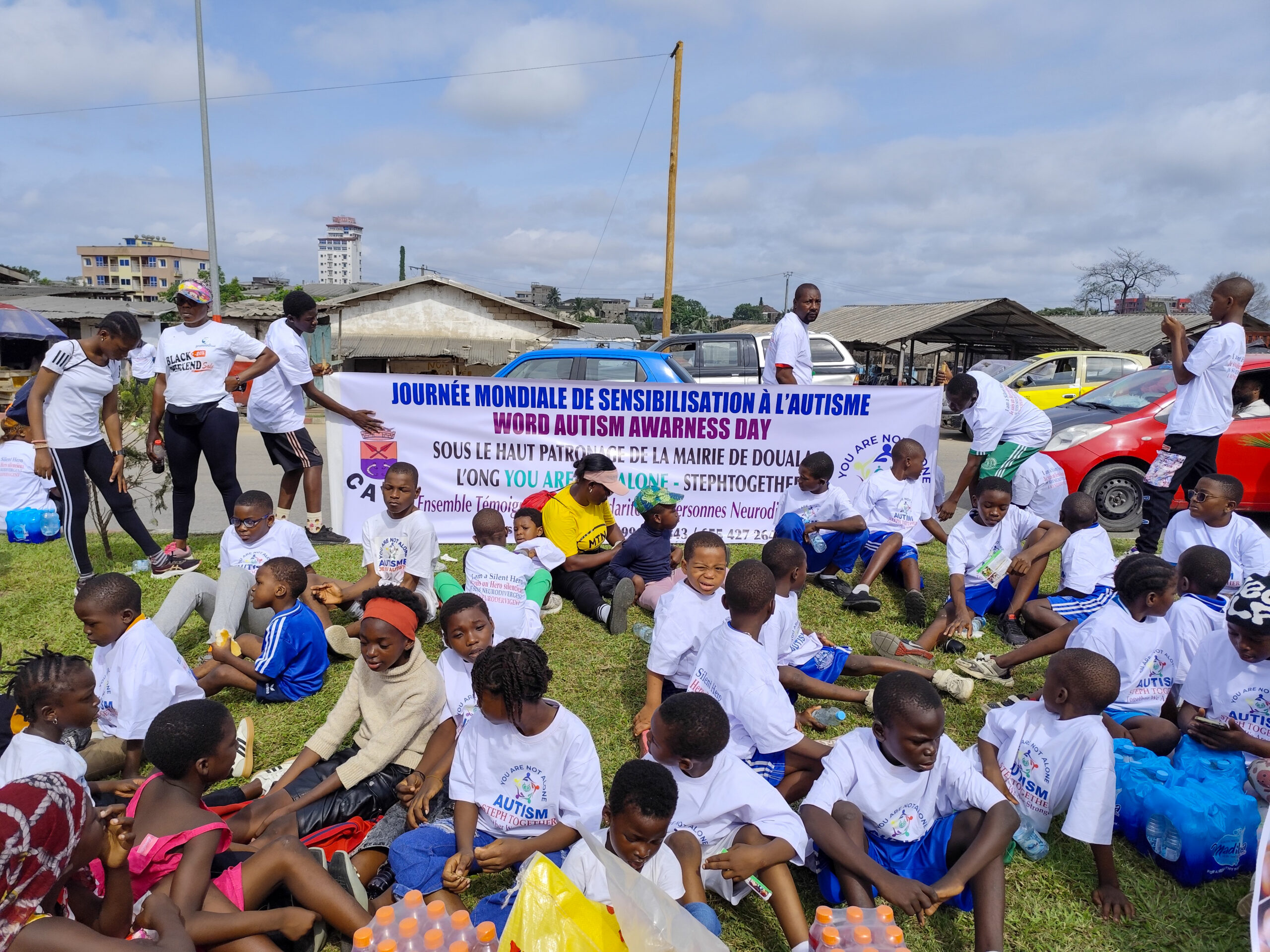 Douala : plus de 500 personnes mobilisées pour la neurodiversité lors de la marche “You Are Not Alone”