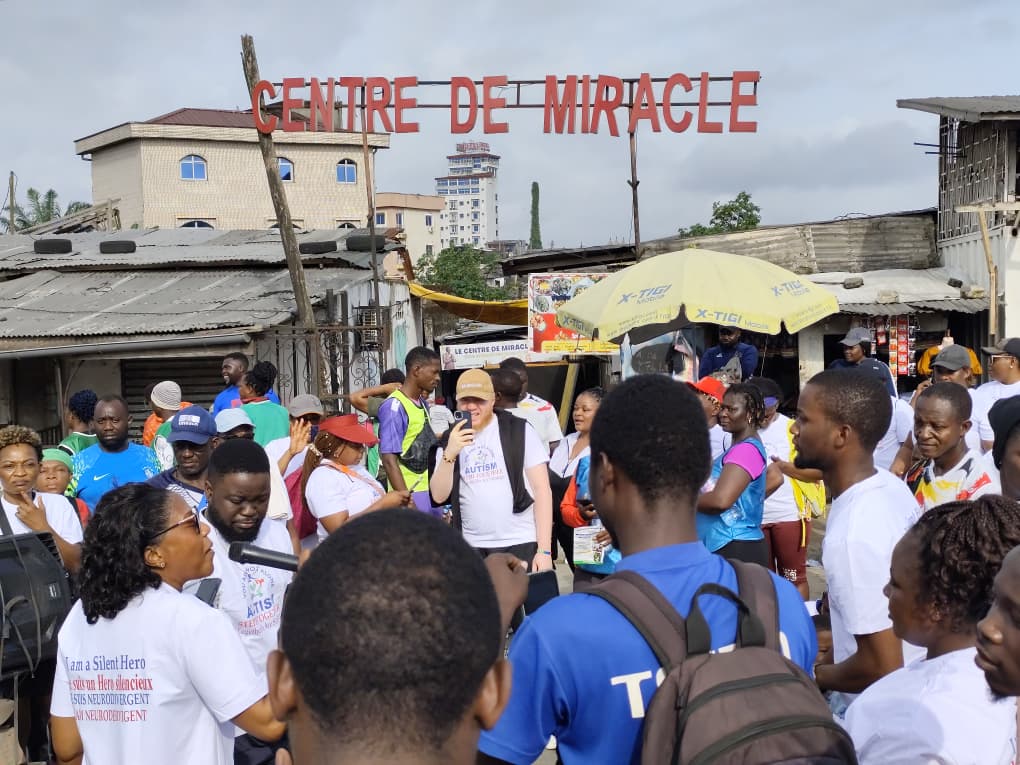 Douala : plus de 500 personnes mobilisées pour la neurodiversité lors de la marche “You Are Not Alone”
