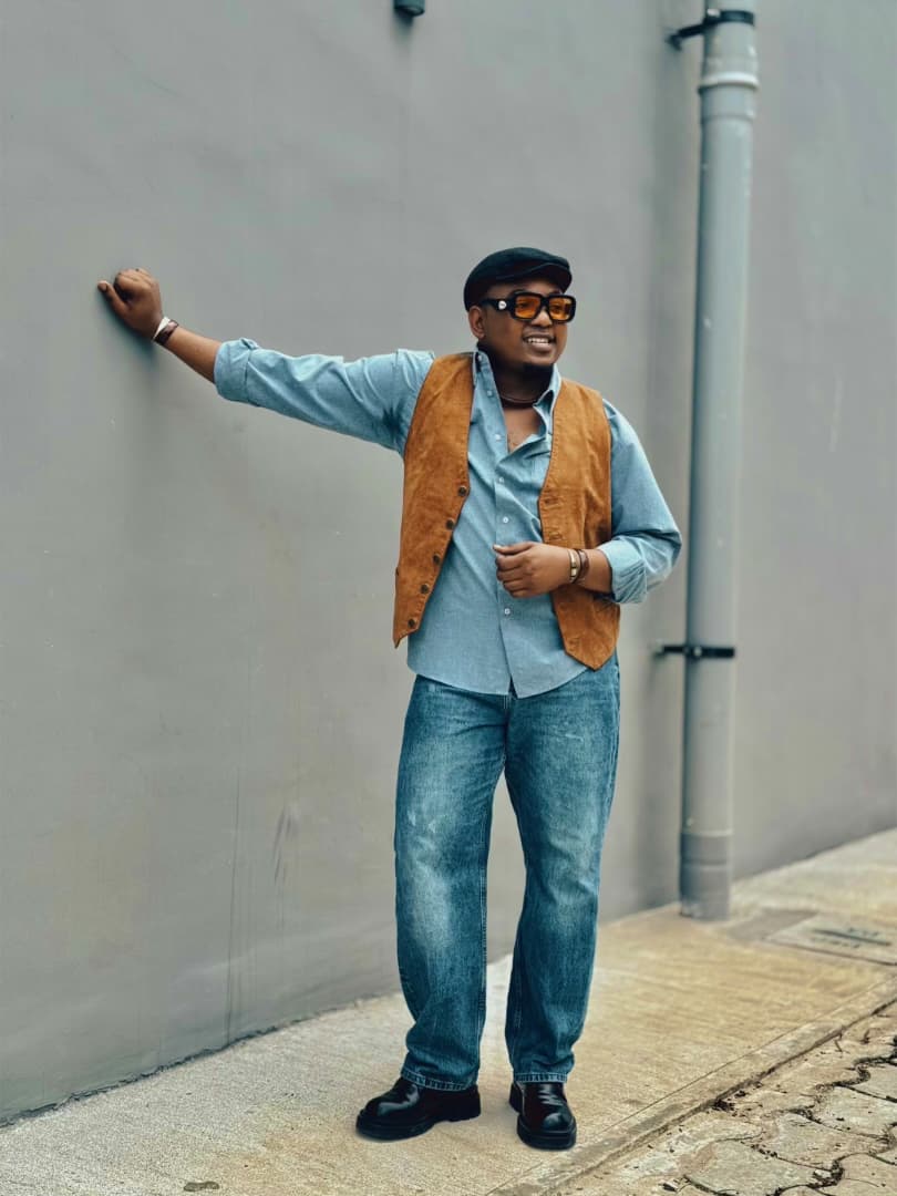 Du stand-up aux plateaux de télé : Comment l'humoriste camerounais Carles Antonio conquiert Abidjan dans «C’est Dosé»
